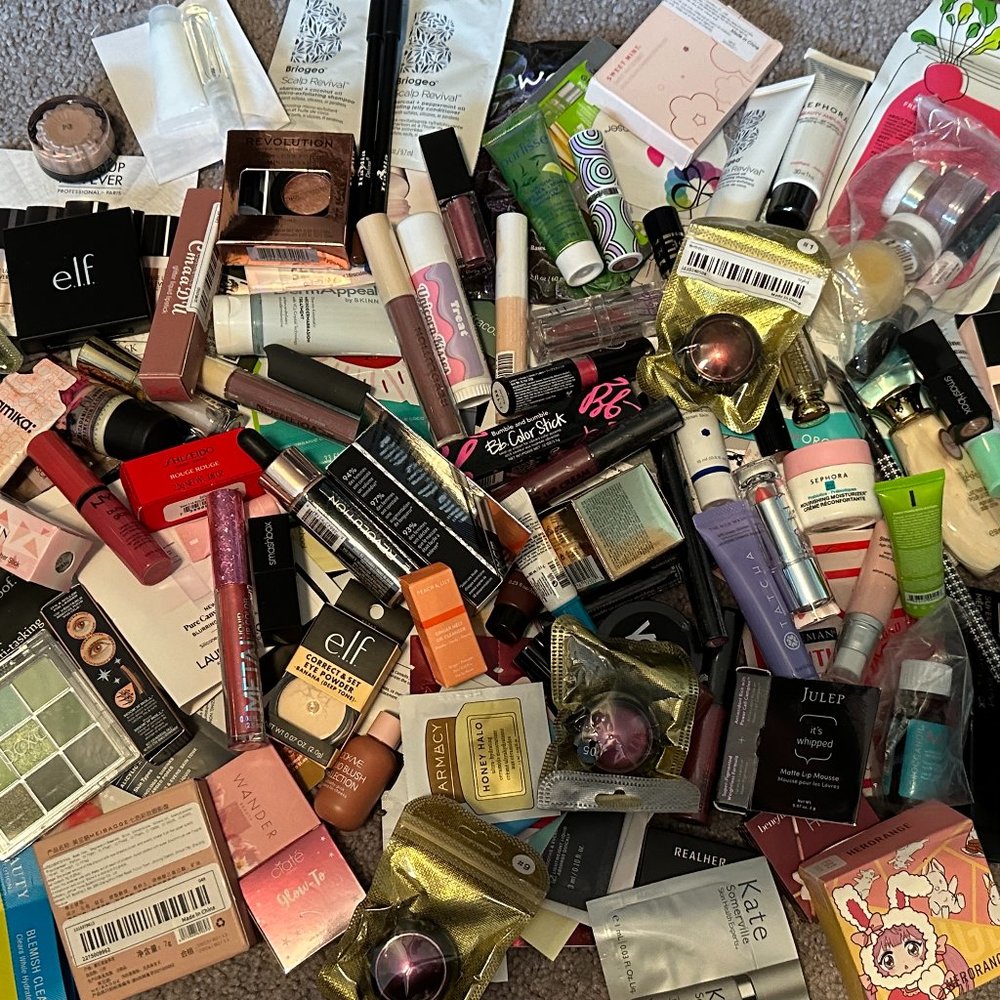 XL MYSTERY Beauty ITEMS + Makeup Bag GET 10 PIECES of GWP, Full & Sample Sizes - Picture 3 of 8